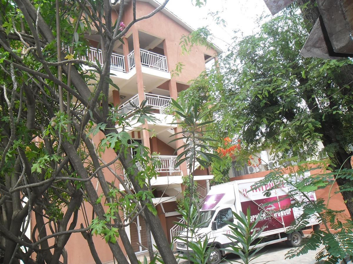 Hotel Vivi Palace Matadi Luaran gambar