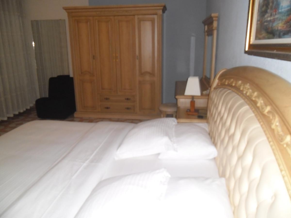 Hotel Vivi Palace Matadi Luaran gambar