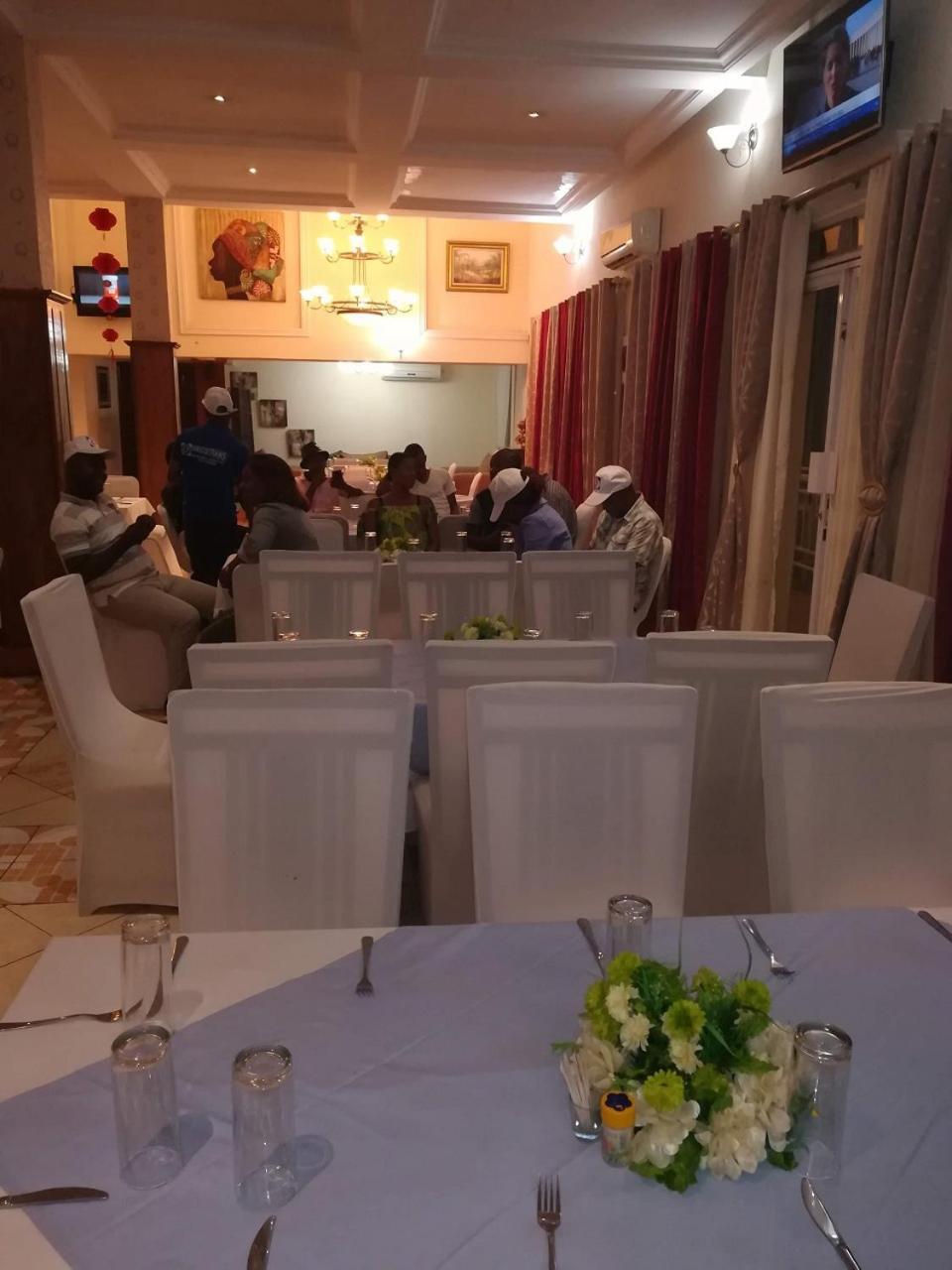 Hotel Vivi Palace Matadi Luaran gambar